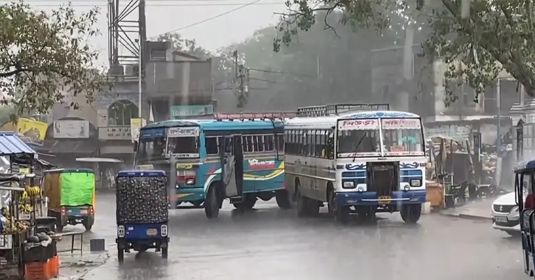 নিম্নচাপের প্রভাবে ভারতের বিভিন্ন রাজ্যে ভারি বৃষ্টি